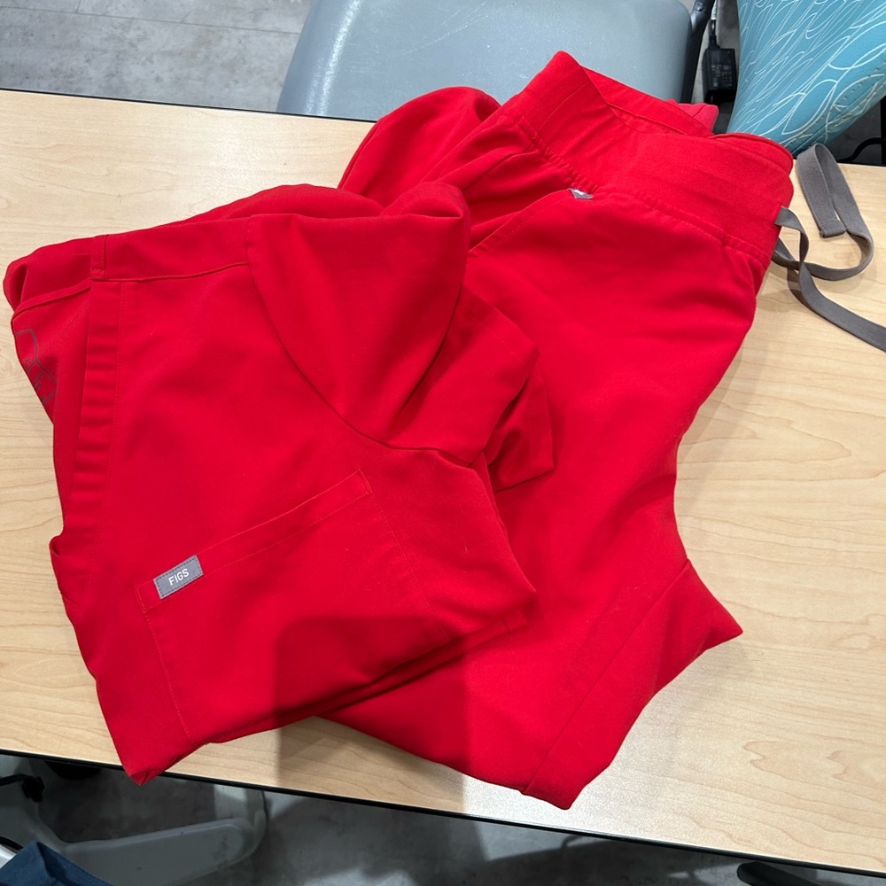 Figs red Zamora jogger set one pocket top size M